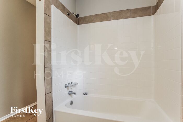 Building Photo - 9 W Bigelow Oak Ct