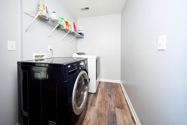 Building Photo - 5 Bedroom 4 Bath Single Family Home with G...