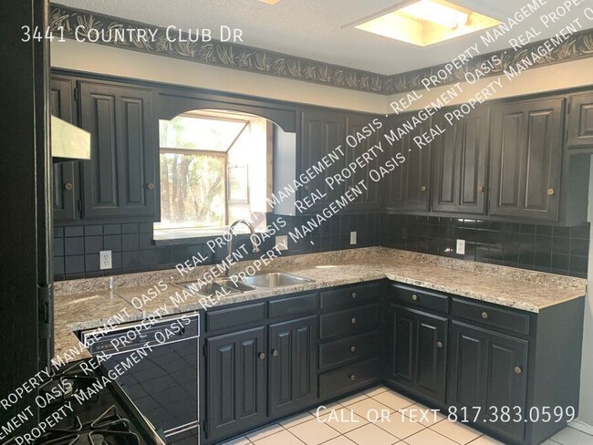 Building Photo - 3441 Country Club Dr