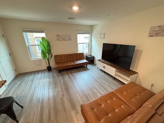 Building Photo - Gorgeous 3Bed/2.5Bath/2Car Townhome located in Southwest Las Vegas- Make the Move for Less: $300 ...