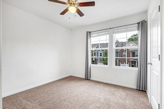 Building Photo - 1038 Livingstone Ln