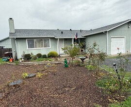 Building Photo - One level duplex in Windsor with 1 Car Garage, Cats Ok!