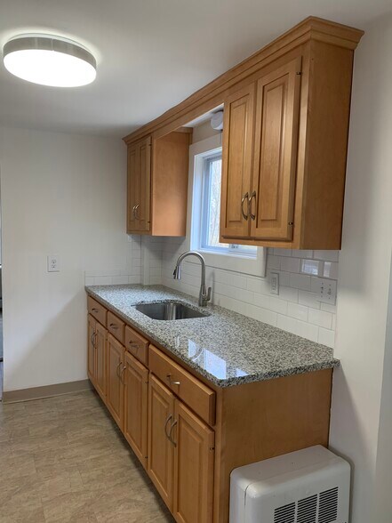 Building Photo - 1490 Farmington Ave