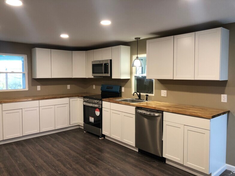 Building Photo - 355 S Hokendauqua Dr