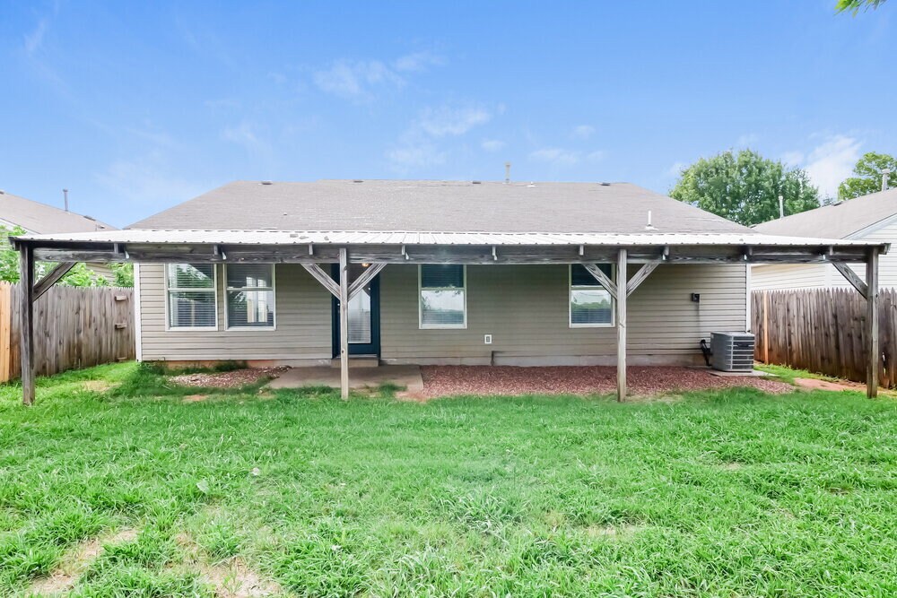 Building Photo - 1101 Edinburg Dr