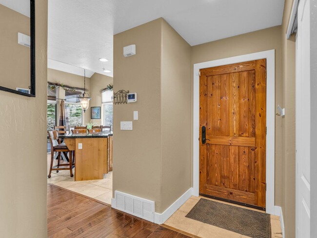 Building Photo - End-Unit Townhome in Cove Canyon
