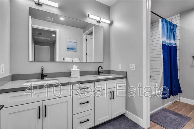 Building Photo - 1111 E Missouri Ave