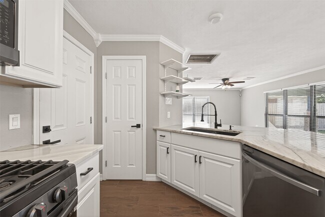 Building Photo - 1720 Old Creek Dr