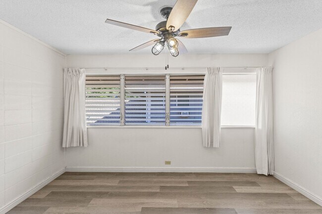 Building Photo - Renovated Tropic Gardens Town House for rent!