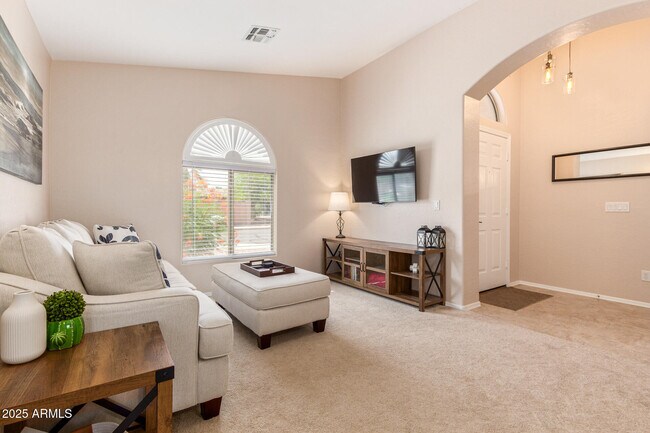Building Photo - 543 S Wildrose