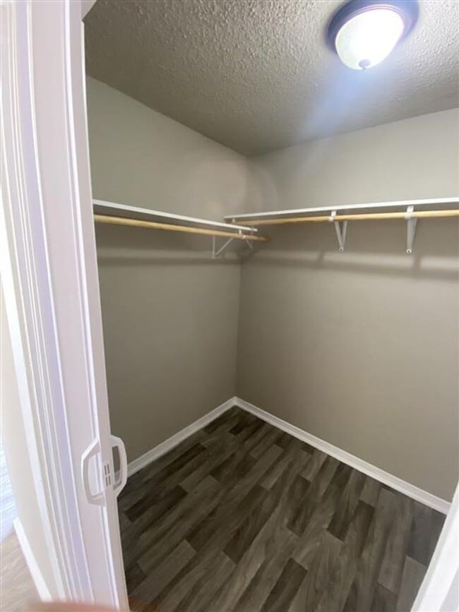 Building Photo - Very Large 2/2.5 Townhome with covered par...