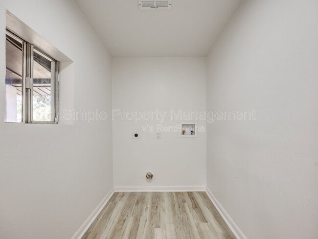 Building Photo - 4608 N Libby Ave