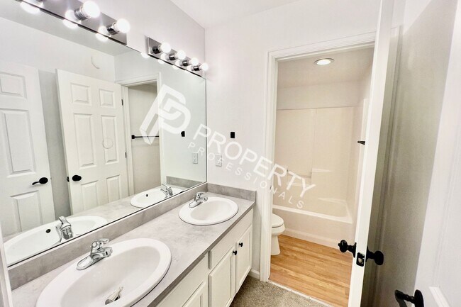 Building Photo - 94 Castle Ridge Dr
