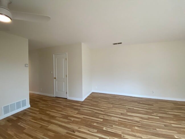 Building Photo - Bright and Spacious 2 Bed/1.5 Bath South O...