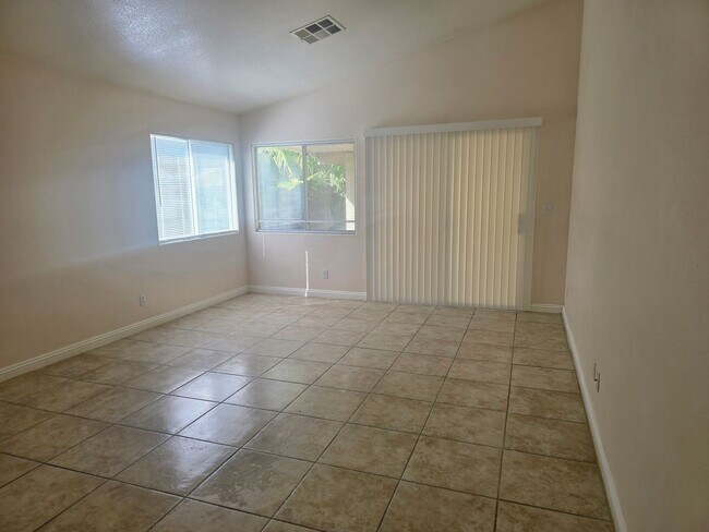 Building Photo - 3 bedroom home
