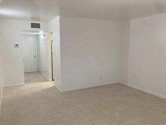 Building Photo - 515 S Sequoia Dr