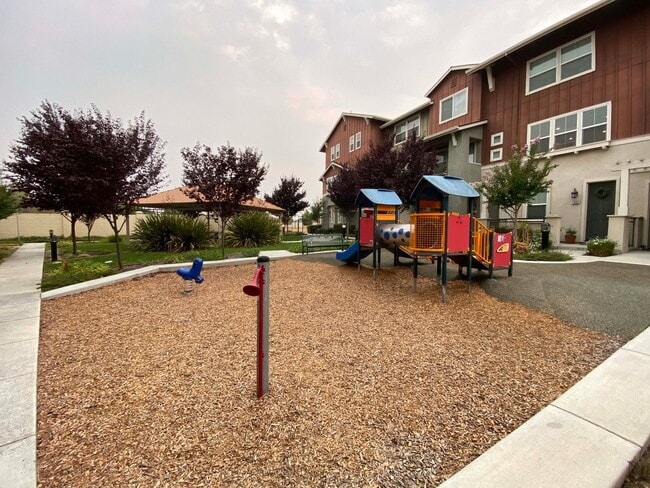 Building Photo - 4Br4Ba Former Model Townhouse Top of the L...