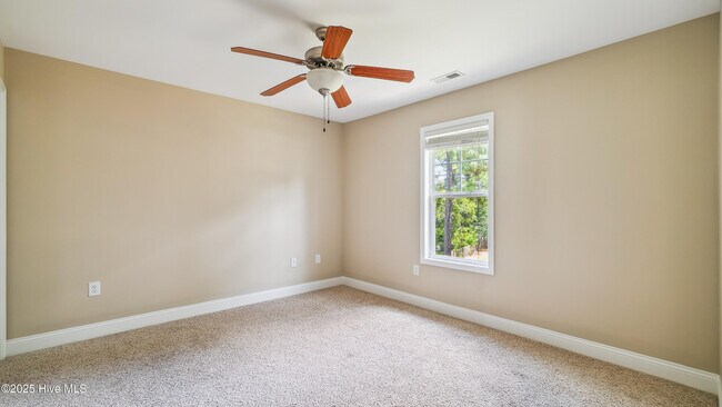 Building Photo - 110 Queens Cove Way