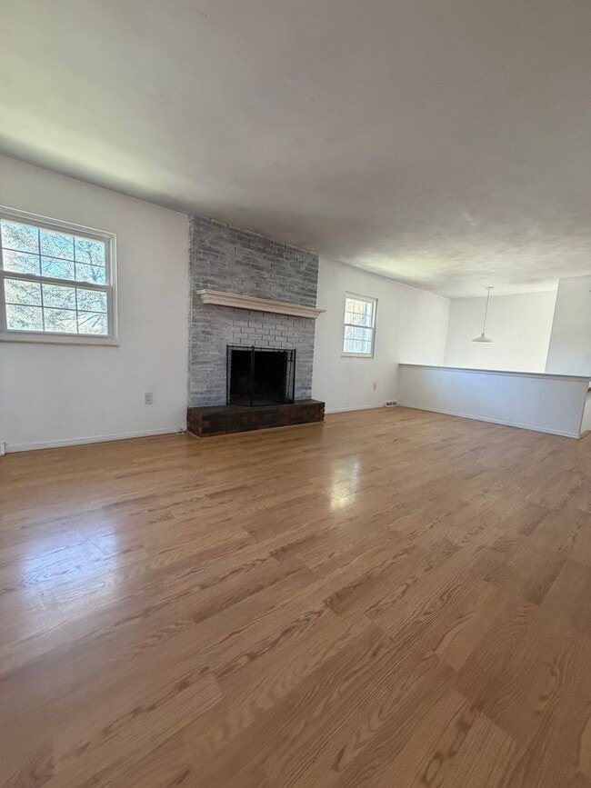 Building Photo - 4 bed | 2 bath Home for Rent