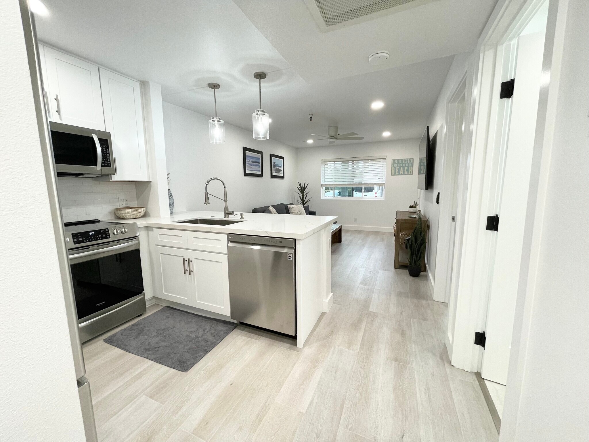 Building Photo - 3830 Avenida Del Presidente