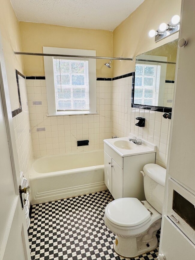 Building Photo - Delightful 2-Bedroom