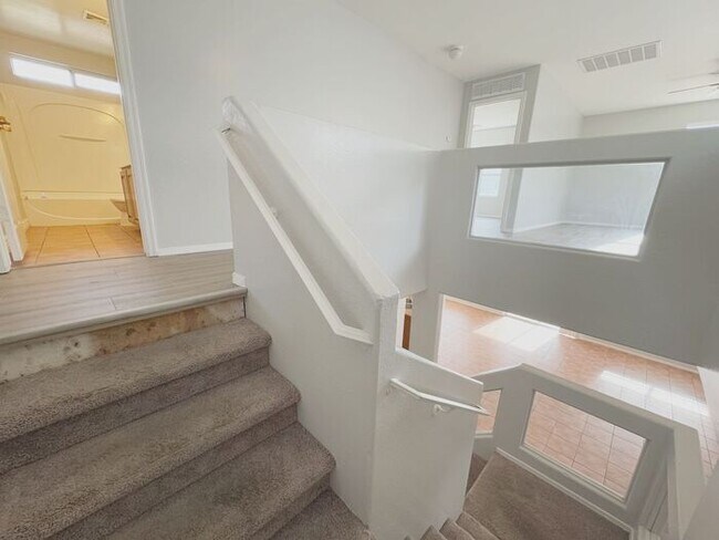 Building Photo - Large 4Bedrooms- 3Bath Home!!!