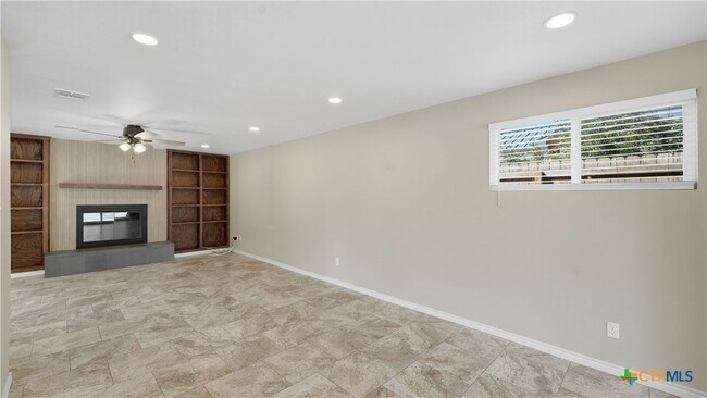 Building Photo - 1409 Highland Dr