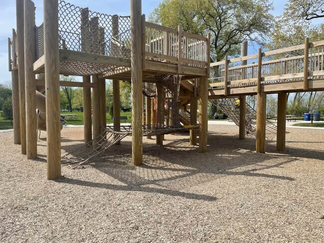 Building Photo - 1415 W 57th St