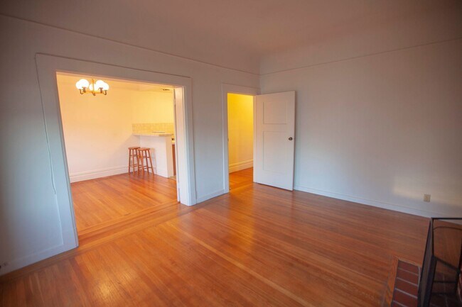 Building Photo - 128