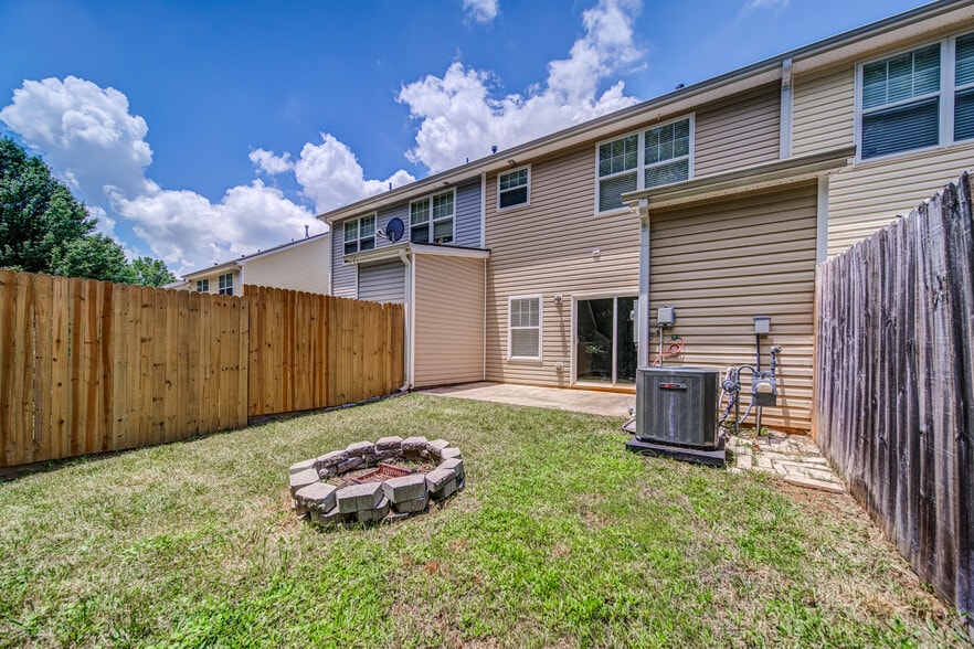 Building Photo - 211 Pearl Chambers Dr