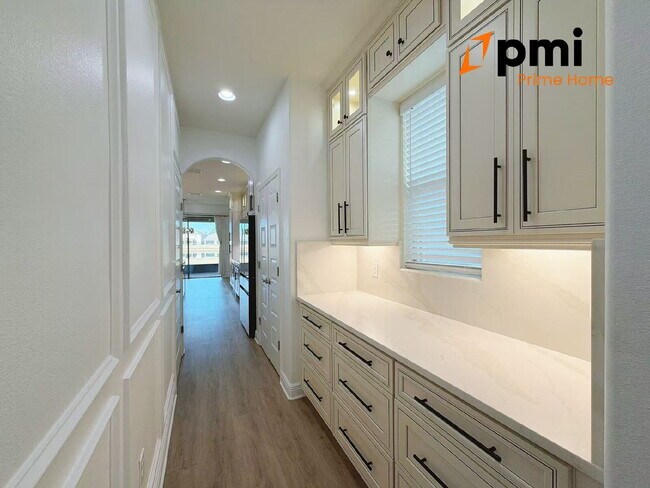 Building Photo - "Spacious Elegance Awaits: 5-Bedroom Home with 3.5 Baths in Winter Garden"