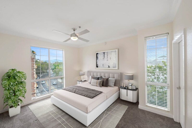 Building Photo - 585 N Rossmore Ave