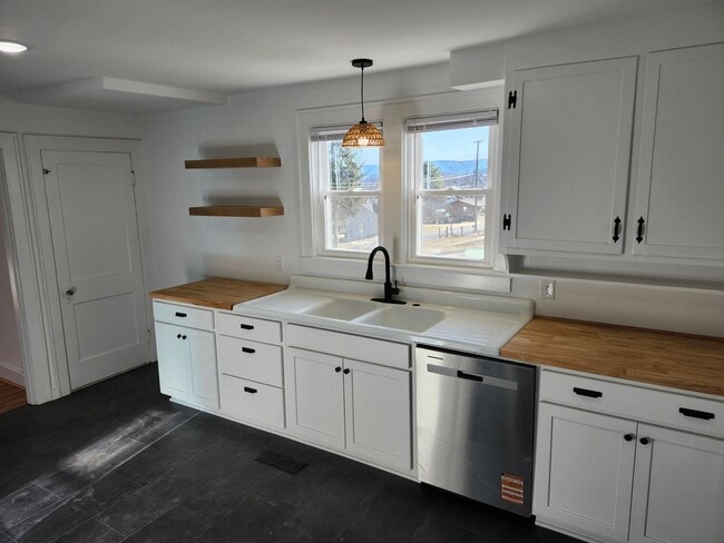 Building Photo - Large, Remodeled Single Family 4 BR House in Staunton