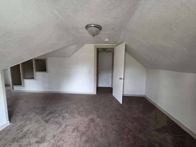 Building Photo - 4 Bedroom, 1 Bath