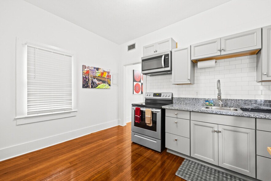 Building Photo - 205 SE 7th St