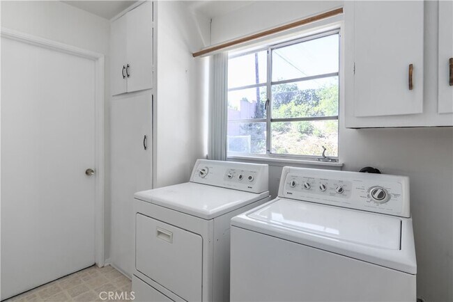 Building Photo - 11543 Swinton Ave