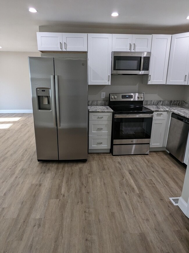 Building Photo - 3253 Niagara Dr