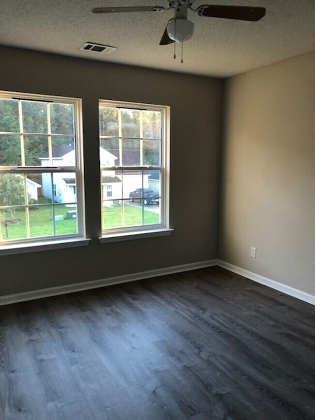 Building Photo - Nice home