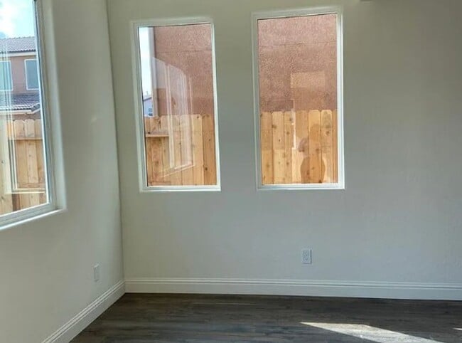 Building Photo - Modern 4 bed 2 bath - Shannon Ranch