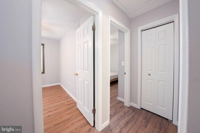 Building Photo - 1025 Commanders Way N