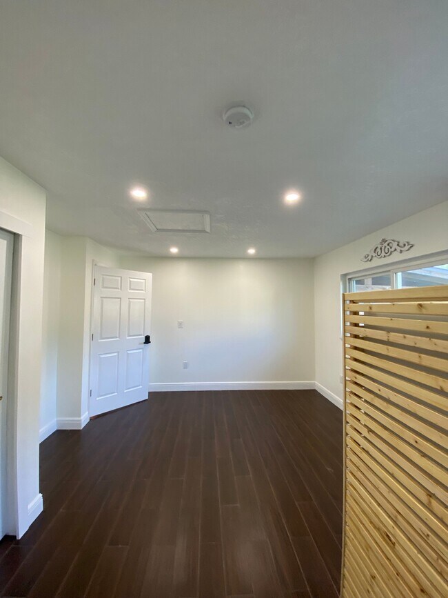 Building Photo - 1551 Palm Tree Dr