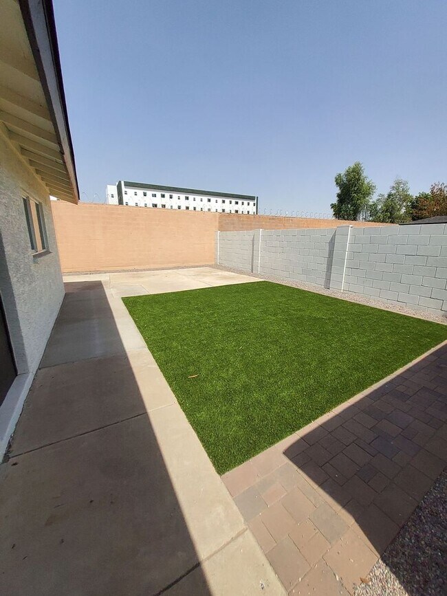 Building Photo - 5040 N 18th Ave