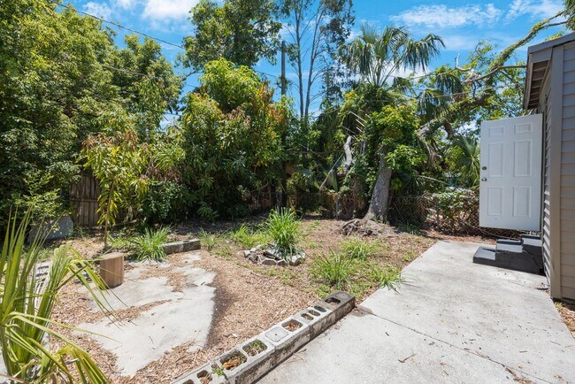 Building Photo - Cute 3bdrm/1bath House ** Section 8 OK ** ...