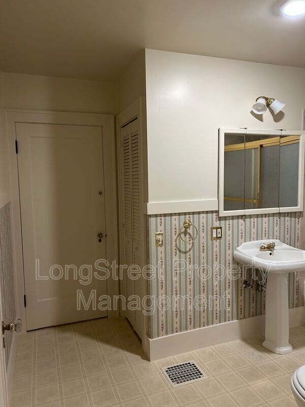 Building Photo - 1905 SE 27th Ave