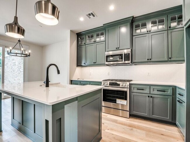 Building Photo - Luxury, Zero Maintenance Living in Edmond!