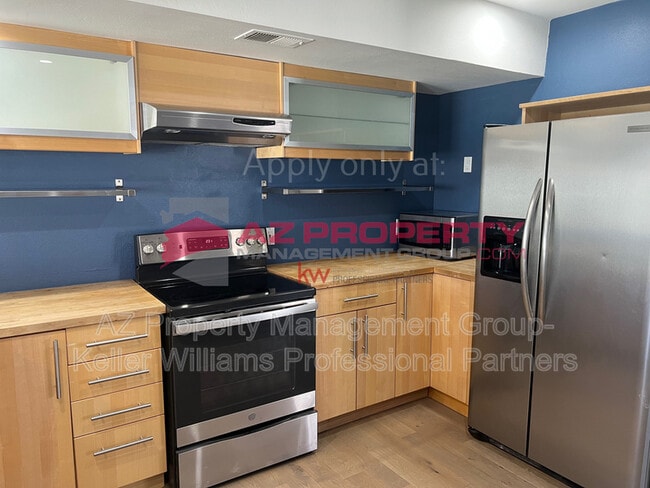 Building Photo - 1653 E Villa Maria Dr