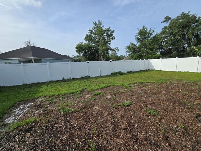 Building Photo - Elegant 4-Bedroom Lake Park Home with Open Layout, Modern Finishes, and Fenced Yard