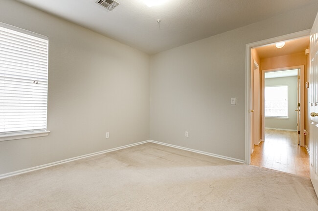 Building Photo - Edmond Schools + 4 bedrooms