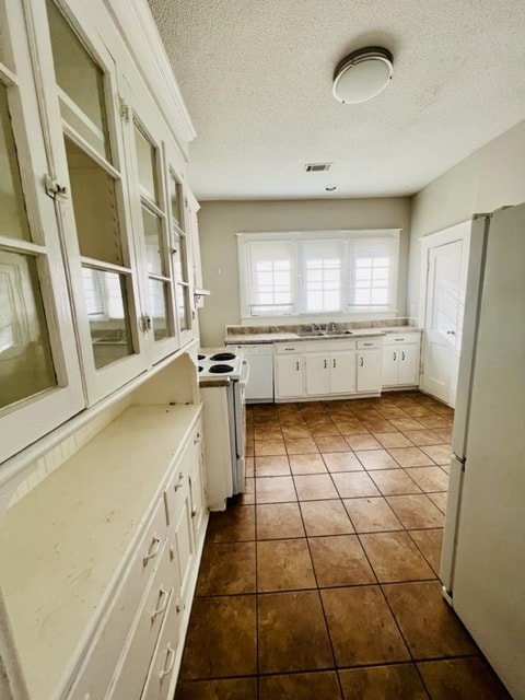 Open kitchen - 2012 Central Ave
