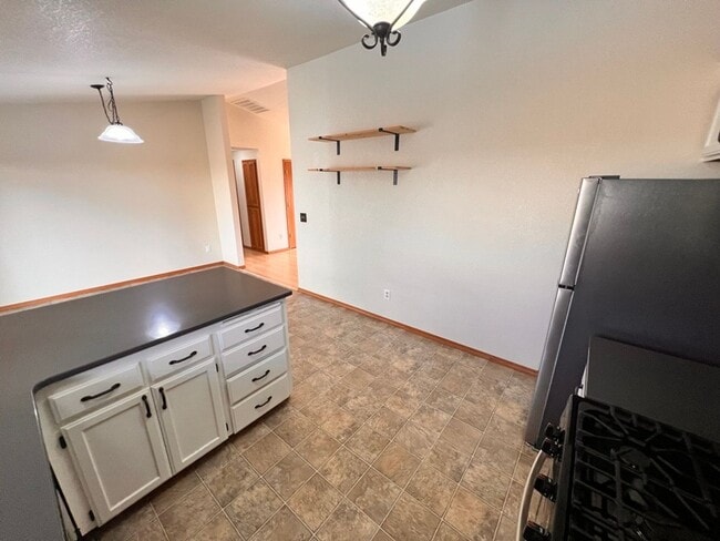 Building Photo - 3Bed 2Bath Single Level Avail. April 7th Move-In